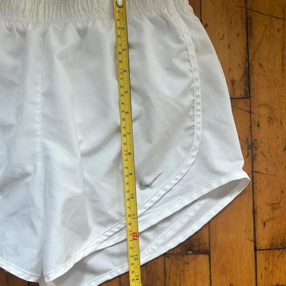 Nike Dri-Fit White Running Shorts Women's Medium Elastic Waist Athletic Shorts